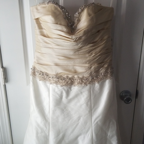 ⭐NEW⭐Emerald Bridal gown